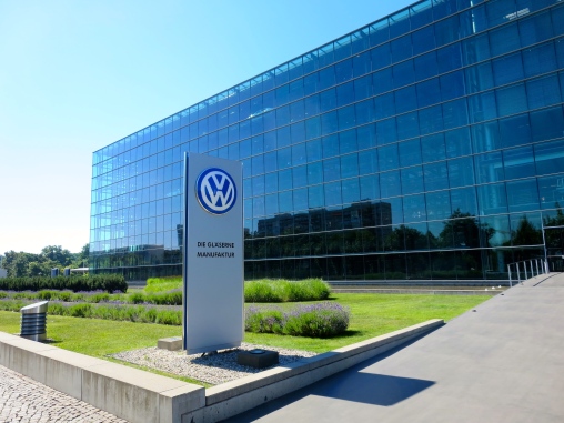 We took a tour of the VW Phaeton plant in Dresden. Here they assemble the luxury car by hand and only produce about 8 cars per day. The basic Phaeton starts at 75 000 EUR.